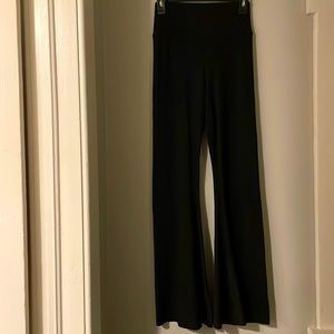 AERIE SUPER FLARE CROSSOVER LEGGINGS. SIZE LARGE. GREAT CONDITION.